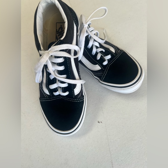 VANS KIDS SIZE 2.5 OFF-THE-WAL OLD SKOOL SHOES. BLACK W/WHITE TRIM - Picture 1 of 9